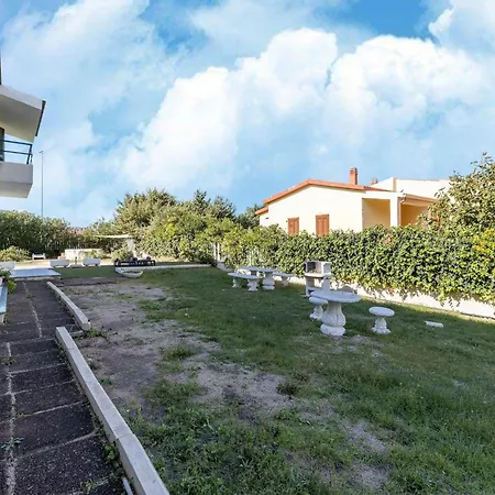A 150 Meter Long Mare, 2 Fish Appartement